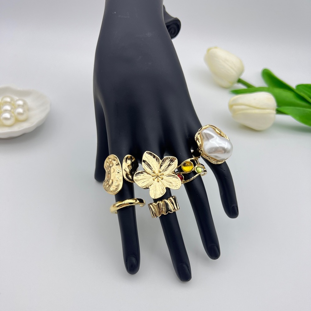 Elegant Gold Flower and Pearl Ring Set